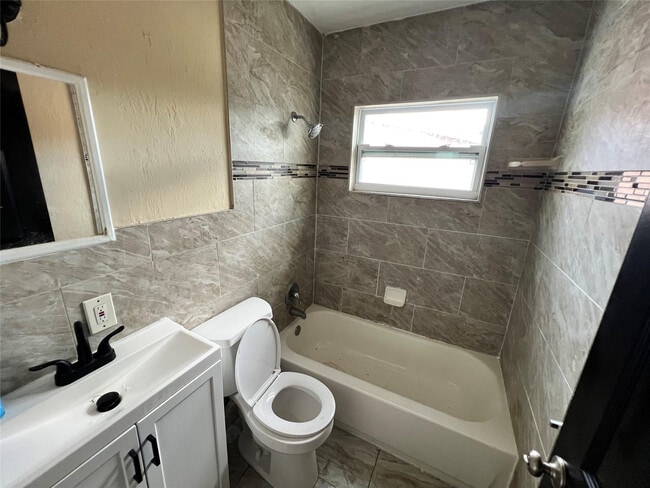 Photo - 347 NW 6th St