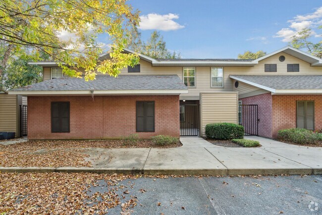 Building Photo - Townhome in Woods Edge!  New Floors and Fr...