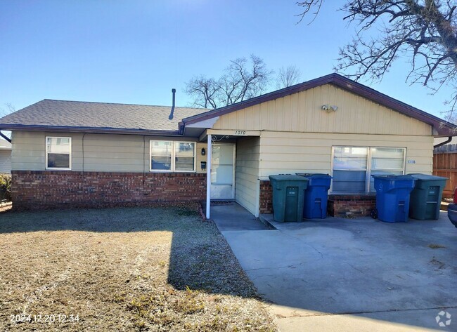 Building Photo - 2 bed, 1 bath duplex house in Edmond with ...