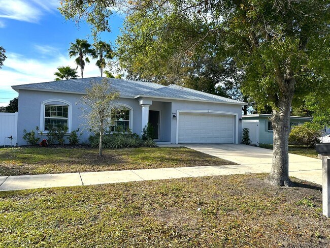 Building Photo - Newer Single Family Home 3-2-2 Seminole