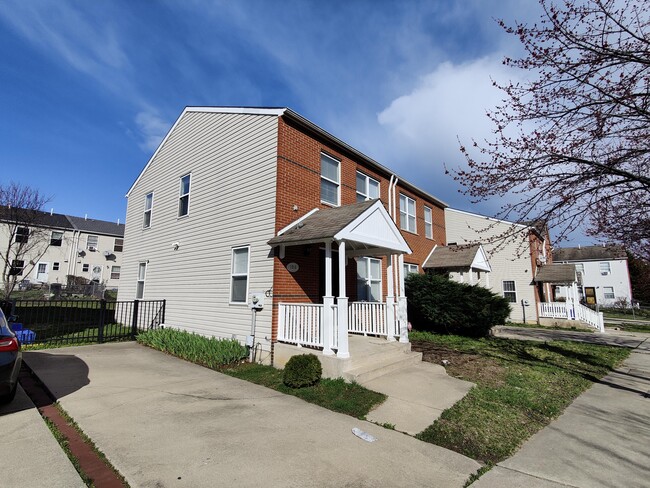 Angle view of Building - 1213 Poplar St Casa