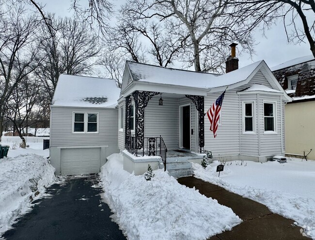 Building Photo - Charming 4-Bedroom Retreat on Chestnut Ave... Rental