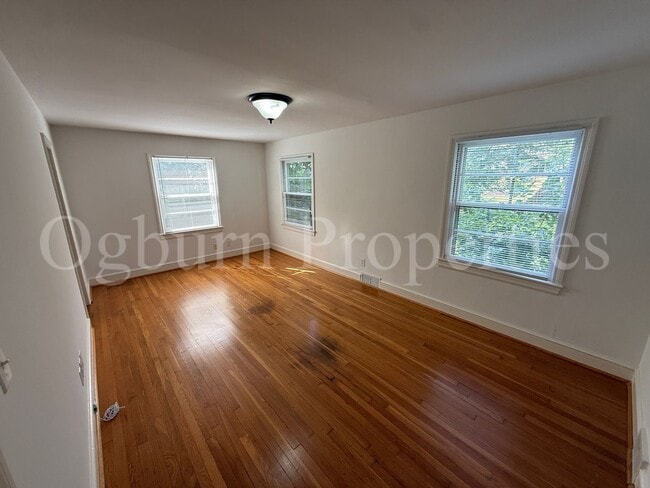 2403 Lyndhurst Ave