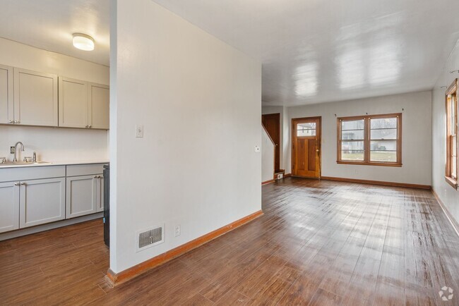 Building Photo - Renovated 2 Bed - 1 Bath Duplex Rental