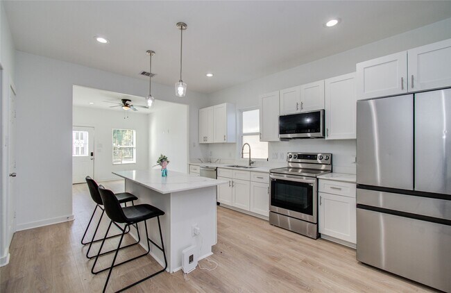 Photo - 8316 Peachtree St