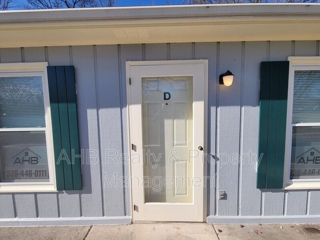 Building Photo - 309 Somers Ave