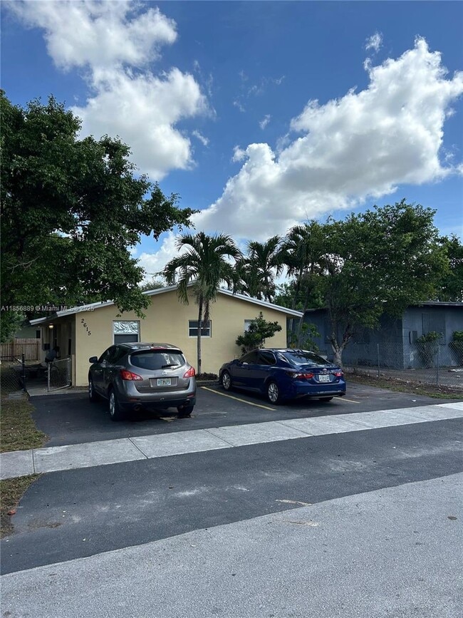 Building Photo - 2615 NW 13th Ct Unit 1 Rental