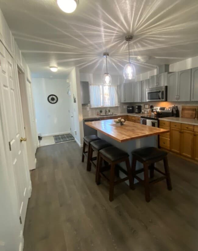 Building Photo - 1100 W Nugget Ave Unit A