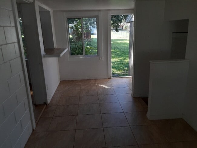 Photo - 322 W Newell St