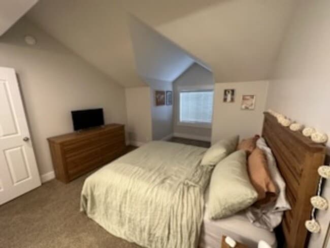 Building Photo - Come take a look at this beautiful townhome