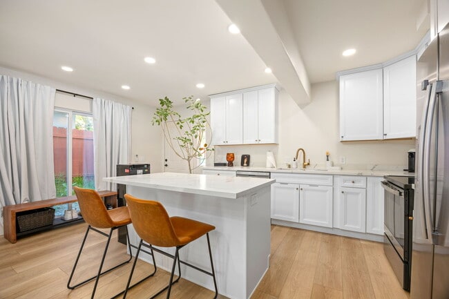 Photo - 810 California St