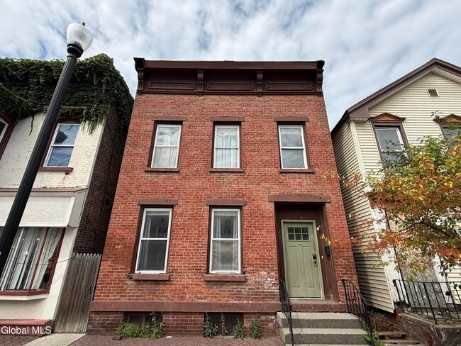 Building Photo - 403 2nd St Unit 1