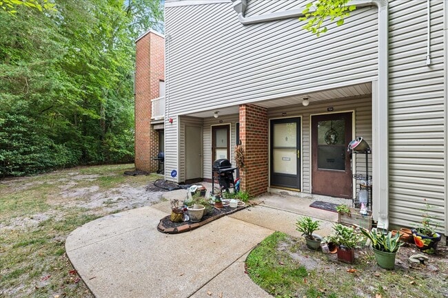 Building Photo - 703 Camelback Ct