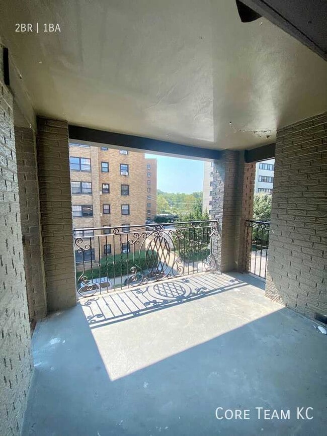 Building Photo - 710 W 48th St Unit 302