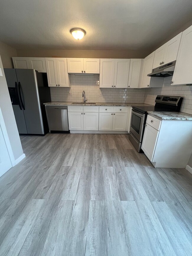 Building Photo - For Rent – Beautifully Remodeled 2-Bedroom... Unit 5411