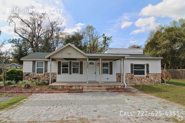 Building Photo - Charming 2 Bed, 2 Bath Home with Large Fen...