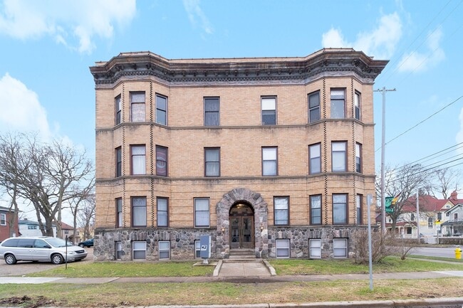 Photo - 447 W Walnut St Unit 14