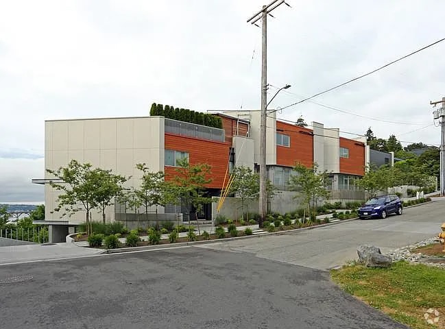 Building Photo - 2303 W Newton St Rental