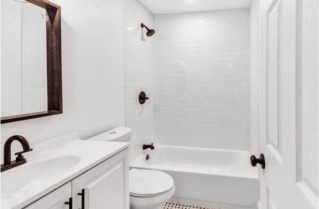 Photo - Charming 2 Bed / 1 Bath Duplex with Backyard