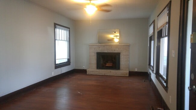 Photo - Lovely 2bd/1bth home with attached garage near Columbia Park and Zoo