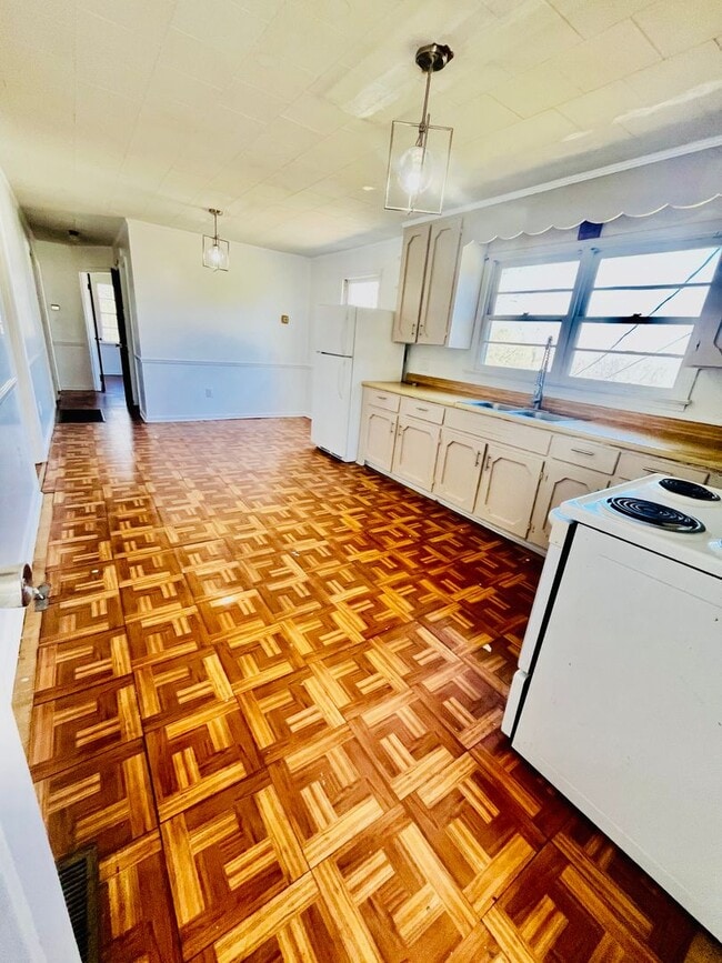 Photo - 1033 W 33rd St