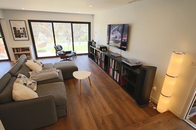 Building Photo - Furnished Recently Renovated Townhome