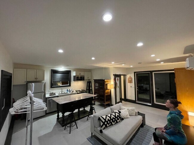 Photo - 7713 Owensmouth Ave Apartamento