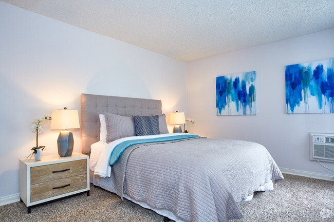 1BR, 1BA - 850 SF
