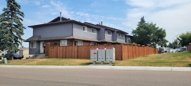 Photo - 4503 48 St