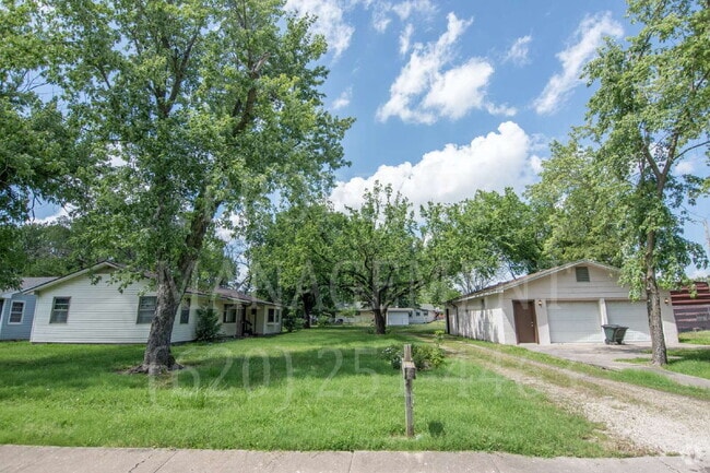 Building Photo - 3-Bed, 1.5-Bath with Detached Dual-Access ... Rental