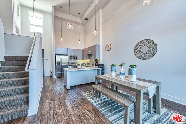 Photo - 1168 S Barrington Ave Unidad 603