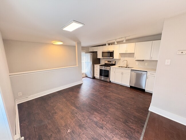 Building Photo - 2319 S 10th St Unit 3F