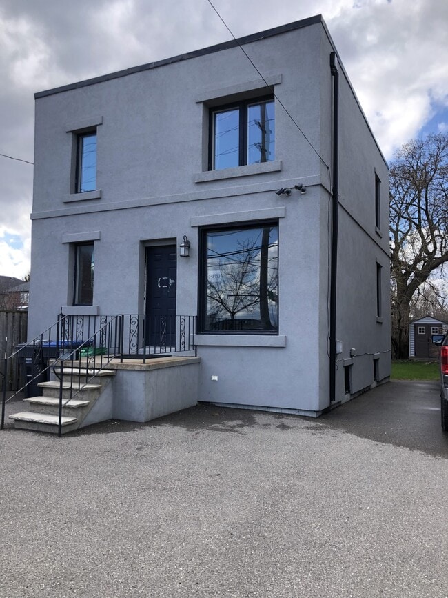 Building Photo - 899 Lakeshore Rd E Unit 2