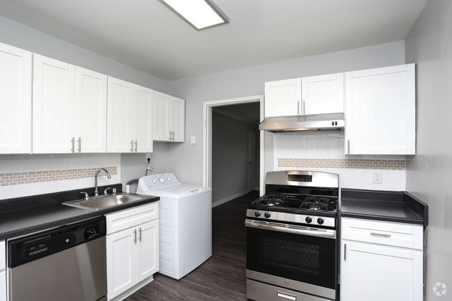 2BR, 1BA - 784 SF