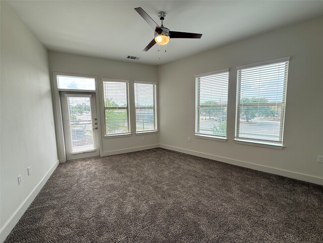 Building Photo - 641 W Crosstimbers St Unit B8.211