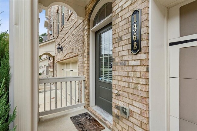1368 Live Oak Ln