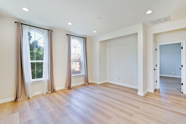 Photo - Beautiful 2 Bed 2 Bath End Unit Townhome in Communication Hills!