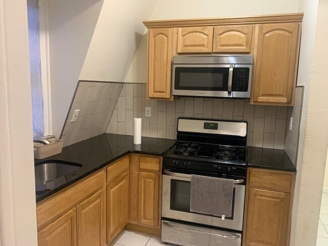 Building Photo - 86 Clinton Ave Unit 3