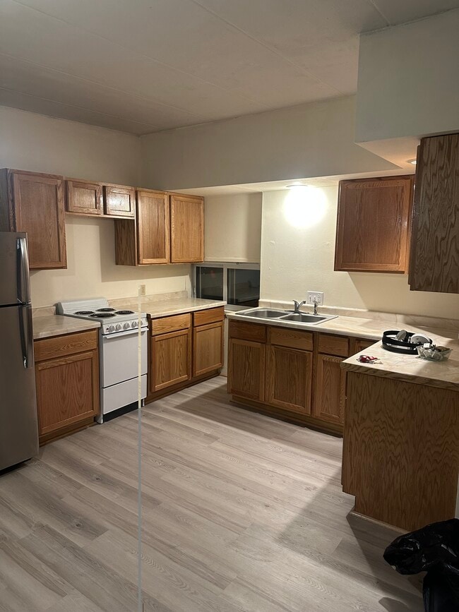 Building Photo - 305 W Railroad St Unit #2