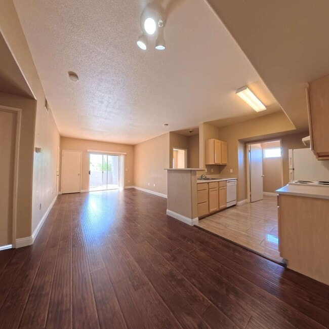 Building Photo - Lovely 2 Bed, 2 Bath Condo at South Gate!