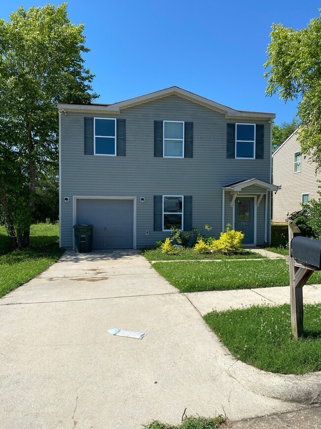 Building Photo - 204 Valleyside Dr NE