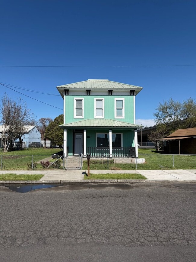 Building Photo - 4 plus bedroom on double lot