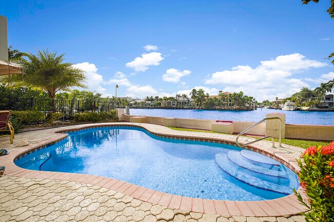 Photo - 1901 N Riverside Dr