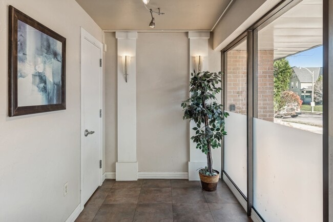 Photo - 2121 N Cambridge Ave