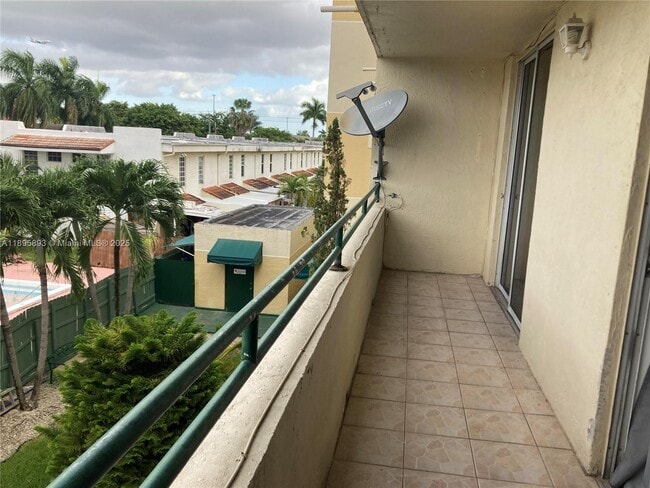 Photo - 8321 NW 7th St Unidad 1-307