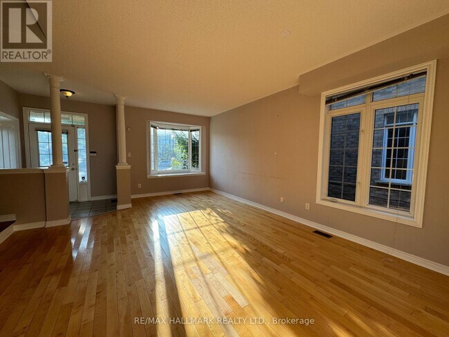 Photo - 10561 Bayview Ave