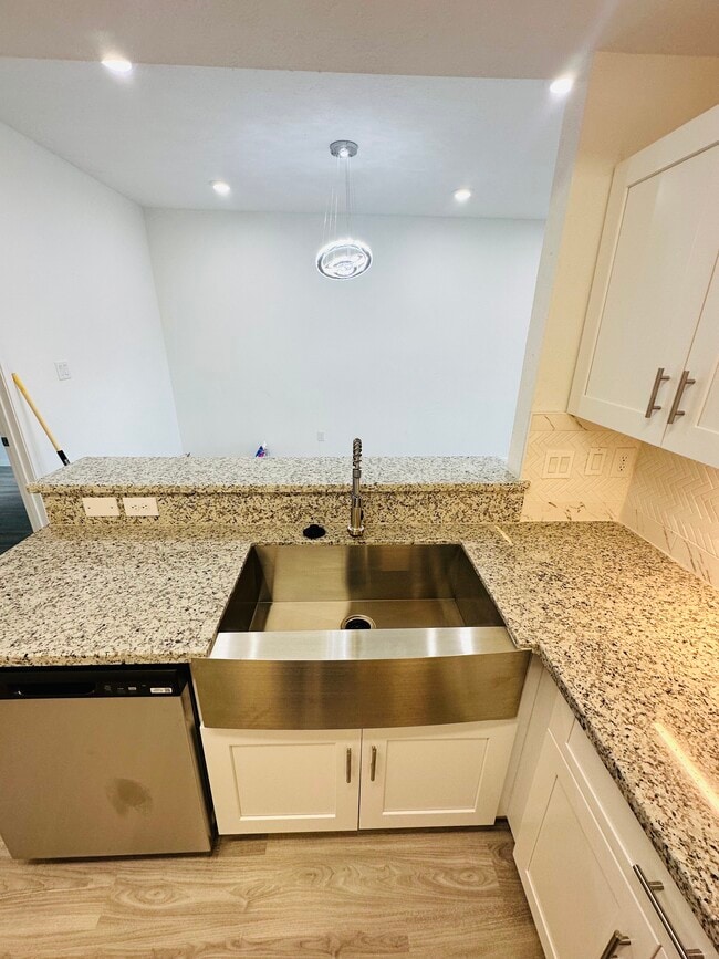 Photo - 6946 Paris St