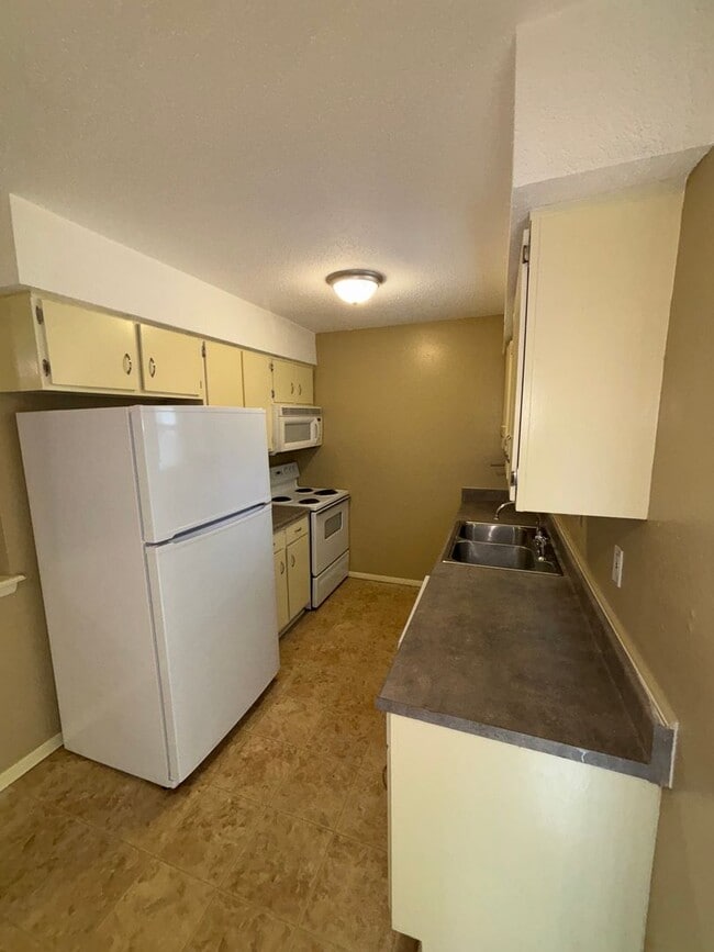 Photo - AVAILABLE NOW! 3 Bedroom 2.5 Bath in Lee's...