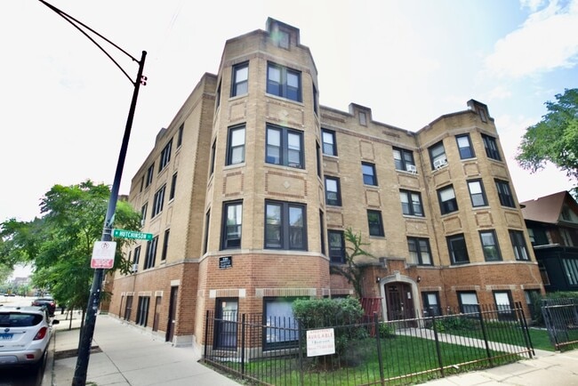 Building Photo - 4220 N Clark St Rental