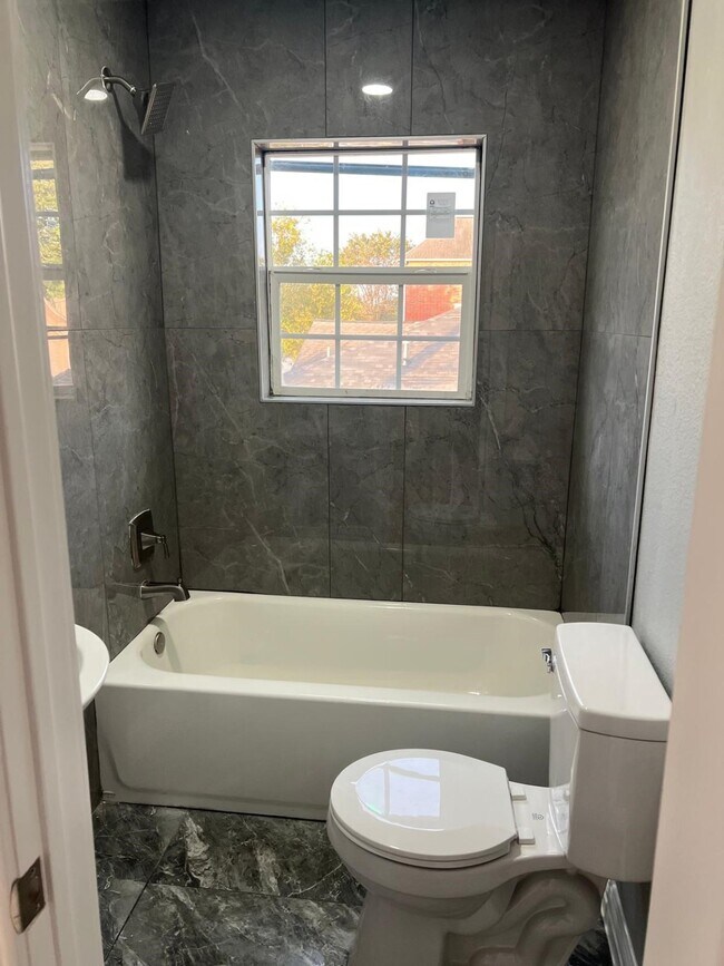 Photo - 4011 Delano St Unidad 4